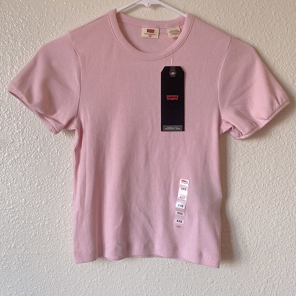 NWT • Levi’s Light Pink Ribbed Tee 💓
